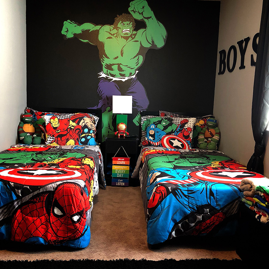 Mẫu thiết kế biến không gian phòng ngủ của trẻ thành một rạp chiếu phim thu nhỏ với họa tiết in hình các nhân vật siêu anh hùng như người nhện, người khổng lồ xanh chắc chắn sẽ gây được ấn tượng rất mạnh cho các bé trai.
