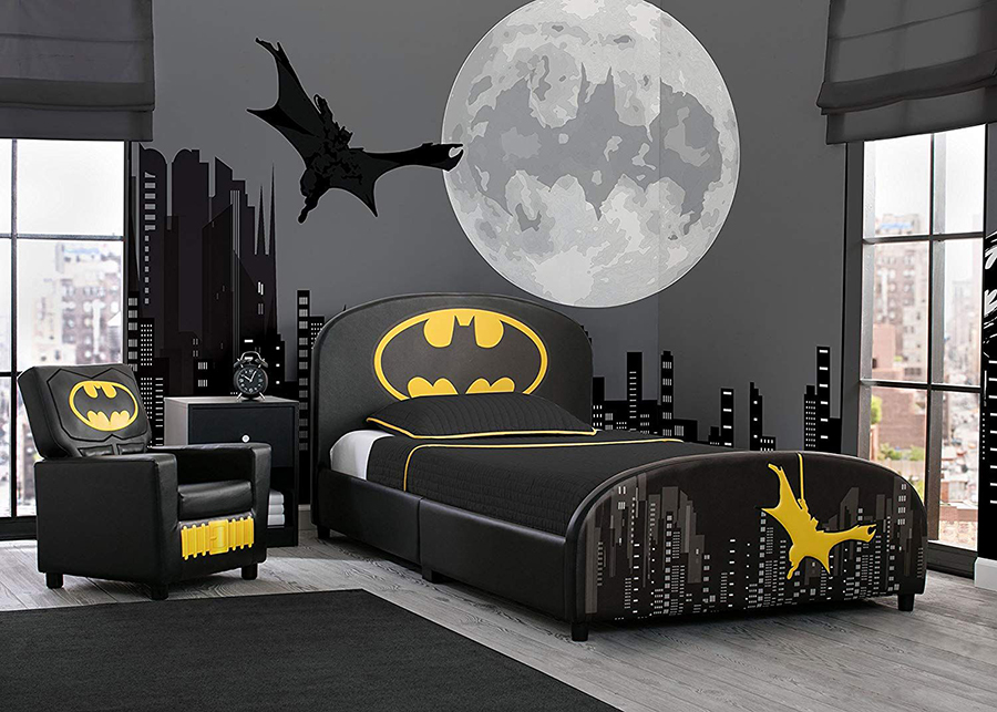 Phòng ngủ mang tông trầm sắc nét, hiện đại cùng họa tiết đặc trưng của gắn liền với anh hùng nổi tiếng trong vũ trụ Marvel - Nhìn là biết ngay chủ nhân của thần tượng Batman tới mức nào rồi đúng không?