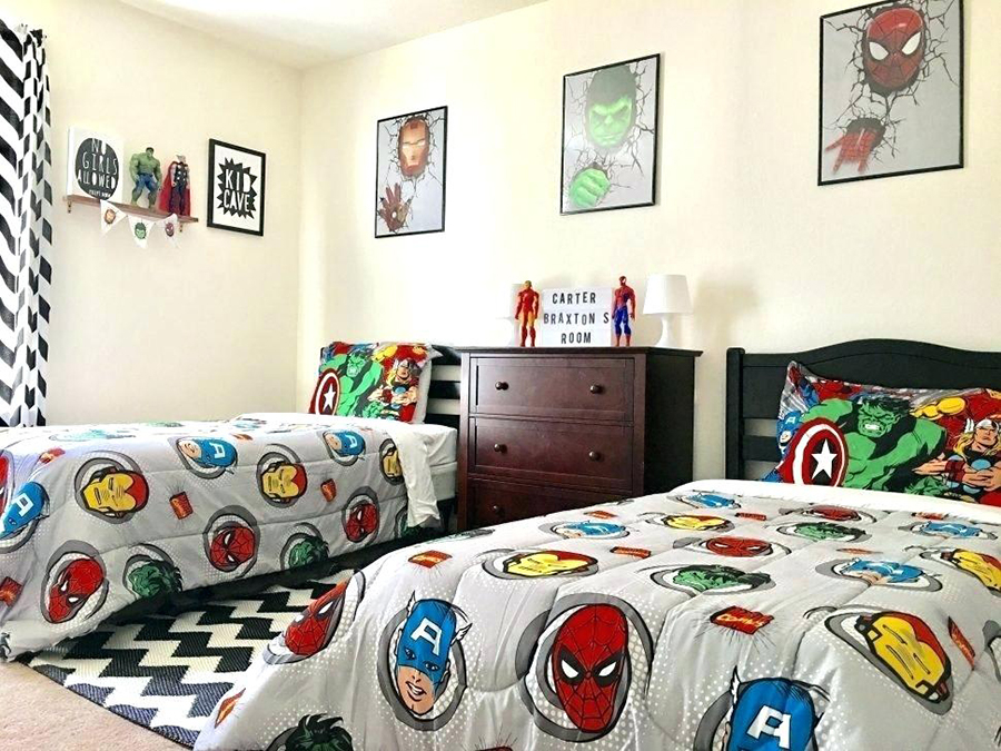 Thiết kế phòng ngủ tông sáng, đơn giản với điểm nhấn từ hàng loạt các nhân vật đặc trưng của vũ trụ Marvel mang đến màu sắc đa dạng trên tường, kệ trang trí cho đến chăn gối vô cùng bắt mắt khiến bé thích mê