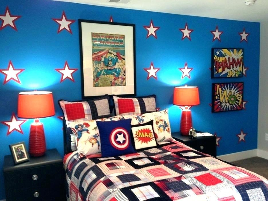 Thiết kế phòng ngủ cho bé trai sử dụng nền tường màu xanh kết hợp đèn hắt sáng hai bên sẽ đem lại hiệu ứng khá thú vị.