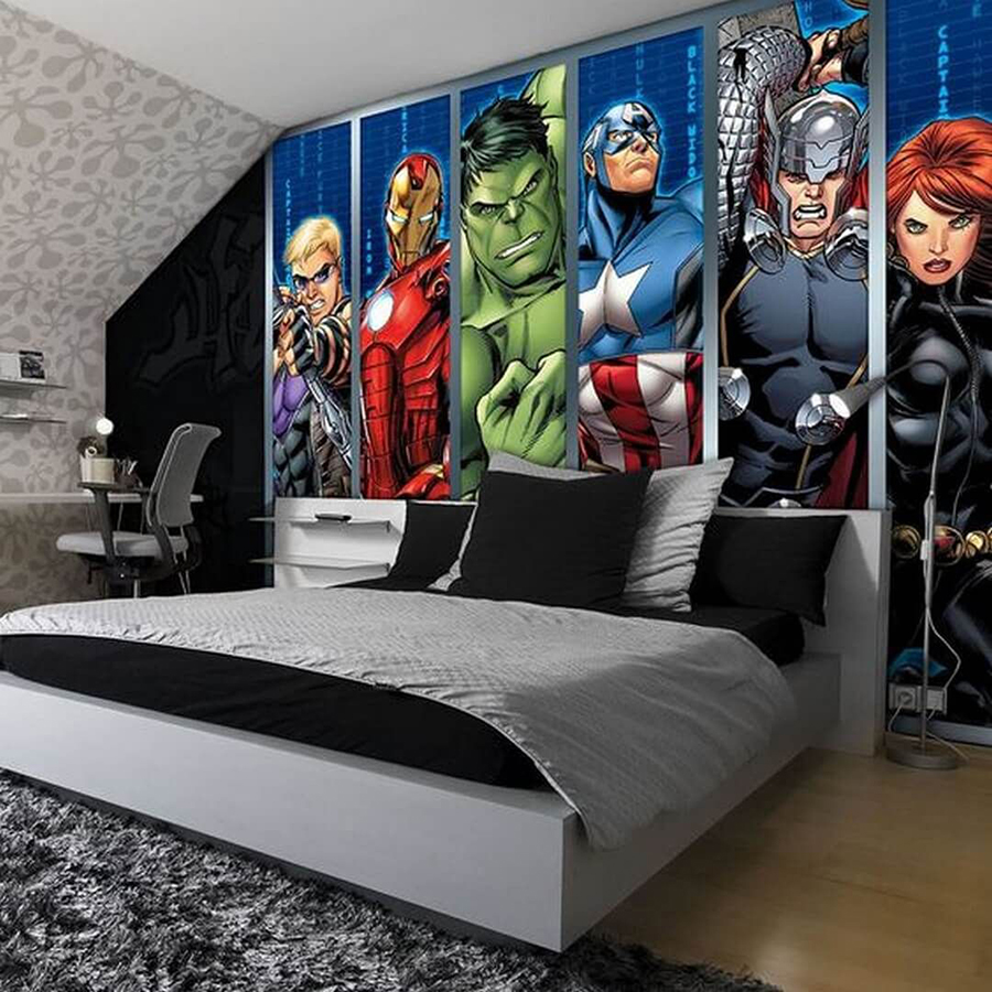 Mẫu dành cho không gian phòng ngủ có những góc bị khuất. Người thiết kế sử dụng giấy dán tường bo theo các góc bị vát chéo kết hợp hình ảnh các nhân vật siêu anh hùng để lấp đi khuyết điểm.