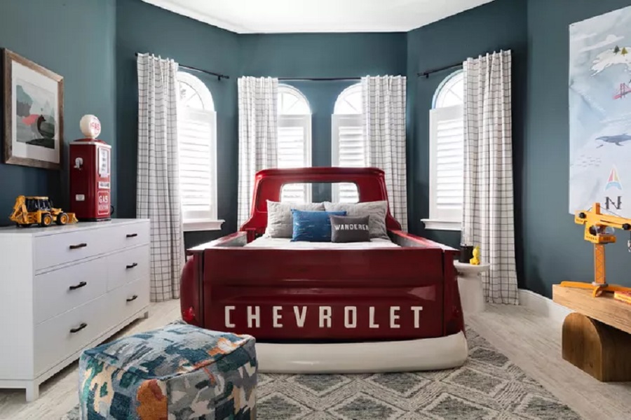 Mẫu phòng ngủ này gây ấn tượng với các bé trai bởi chiếc giường hình xe ô tô màu cổ điển được đặt chính giữa. Phần còn lại của căn phòng được thiết kế với tone màu xanh lam mát mẻ và trắng mang đến sự thư giãn cho bé khi nghỉ ngơi.