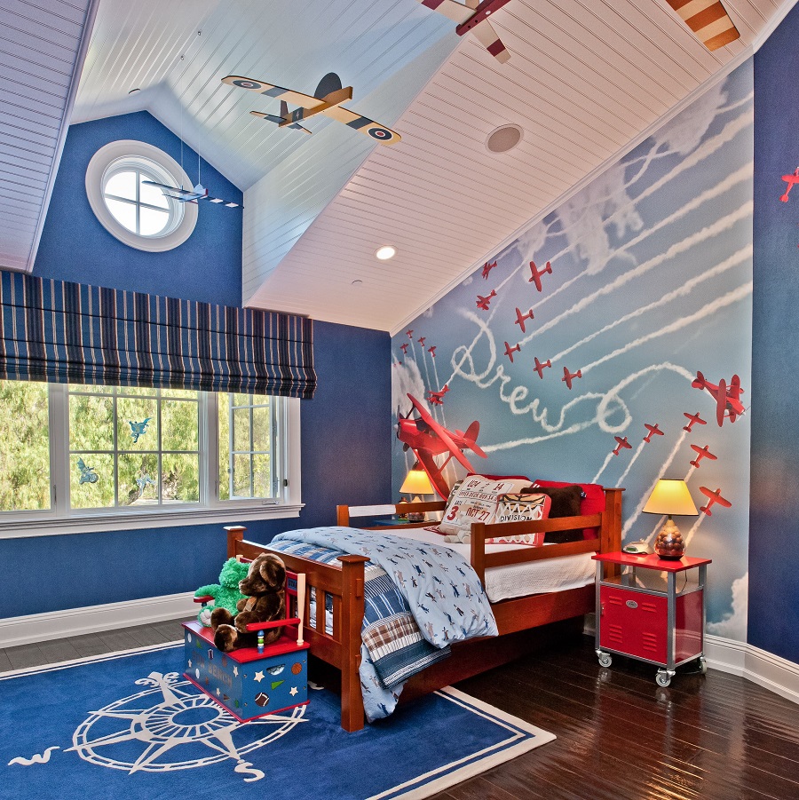 Mang màu xanh của trời, màu đỏ của nhiệt huyết mẫu phòng ngủ với họa tiết máy bay là một ý tưởng cực kì độc đáo giúp không gian phòng ngủ của bé trai 7 tuổi trở nên cá tính và cuốn hút hơn.