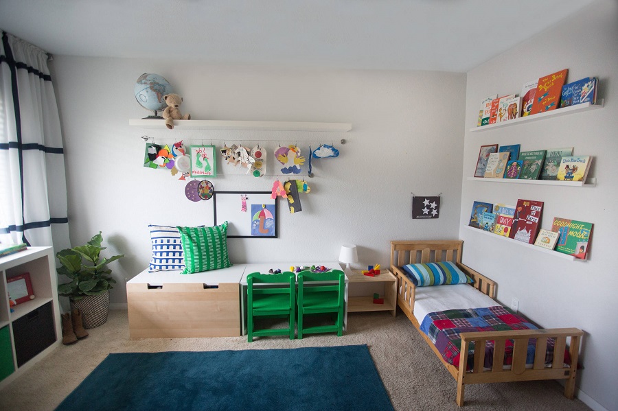Phòng ngủ của bé trai 7 tuổi này có đồ nội thất được làm chủ yếu từ gỗ. Đây là chất liệu an toàn, bền đẹp lại dễ dàng chế tác nên ba mẹ có thể yên tâm khi bé sống trong không gian được thiết kế bằng gỗ này.