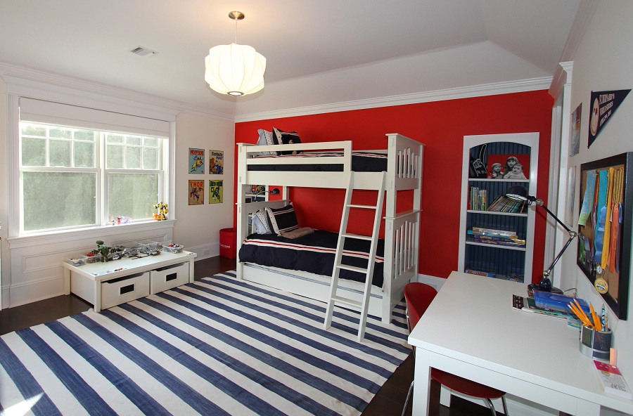 Thiết kế phòng ngủ của bé với giường tầng là một trong những giải pháp giúp tối ưu không gian trống tốt nhất. Với kiểu thiết kế này, phòng ngủ của bé như rộng rãi và thoáng mát hơn. Đặc biệt, cha mẹ có thể tận dụng khoảng không tiết kiệm được để bố trí thành khu vui chơi, giải trí cho bé rất tiện lợi.