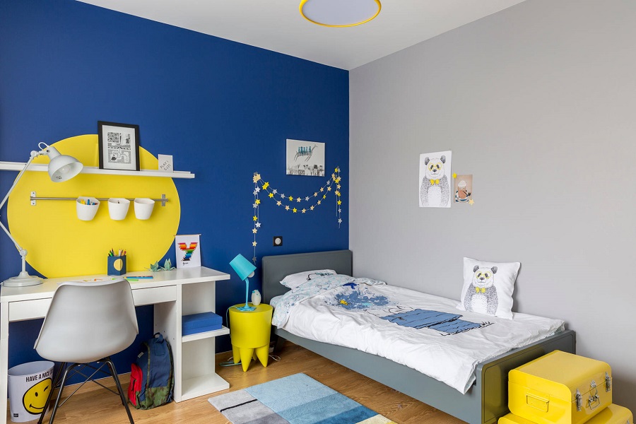Phòng ngủ này có sự kết hợp hài hòa giữa hai tone màu xanh dương và vàng. Nếu như xanh dương mang tới sự điềm đạm, thanh lịch thì vàng lại mang tới sự vui tươi và ấm cúng. Các tone màu này được nhà thiết kế phân chia theo tỷ lệ và bố trí rất phù hợp giúp không gian phòng ngủ của bé hài hòa và mang tính thẩm mỹ cao hơn.