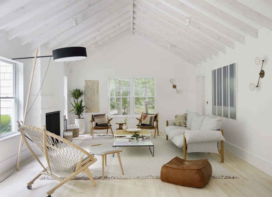 Mẫu thiết kế nội thất phong cách Bắc Âu chú trọng đến gam màu trắng và các chất liệu mộc mạc, gần gũi với thiên nhiên như ghế gỗ, ghế đan lưới